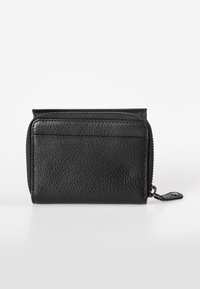 Zwarte leren portemonnee met een gestructureerde afwerking, voorzien van een ritsluiting en externe kaartsleuven, rechthoekige vorm, compact ontwerp.