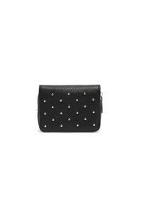 Portefeuille en cuir noir avec une surface texturée, des clous en argent disposés en motif, et une fermeture zippée sur le côté.