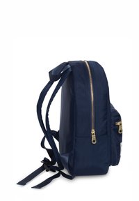 Sac à dos bleu marine en tissu résistant, doté de fermetures éclair dorées, d'une poche frontale, de bretelles réglables et d'une forme rectangulaire épurée.