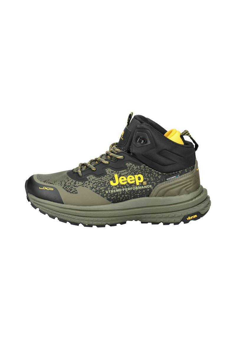Zapatillas de senderismo de caña alta en verde y negro con un patrón texturizado, detalles en amarillo y suela Vibram para tracción. Cuentan con cordones y diseño impermeable.