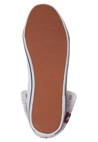 Bílá plátěná bota s hnědou gumovou podrážkou. Podrážka má vodorovné drážky pro lepší přilnavost. Na boku jsou kovové očka jako ozdoba.