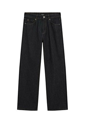 Černé džíny s rovnými nohavicemi, pěti kapsami, zapínáním na knoflík a viditelnými švy, rozložené na bílém pozadí.