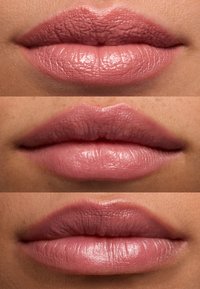 Tre närbilder av läppar: varierande nyanser av rosa, slät textur, med subtil lyster, som visar skillnader i färgdjup och finish.