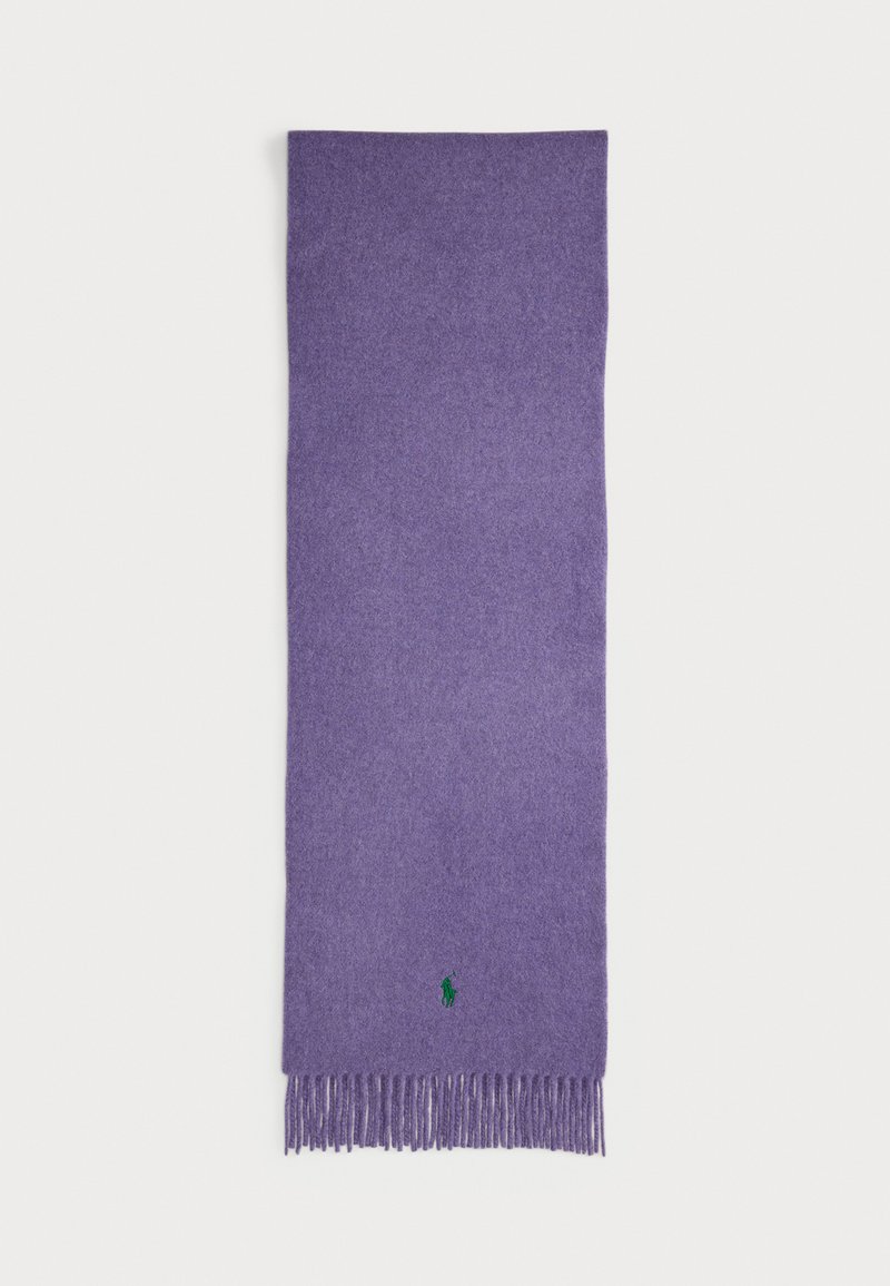 Fialový vlnený šál s třásňami a malým zeleným vyšitým logom pri jednom konci, položený na bielom pozadí.