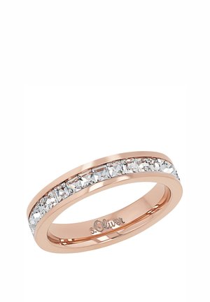 Anillo de banda de oro rosa con una fila de piedras preciosas transparentes de corte cuadrado alrededor de la circunferencia y "s.Oliver" grabado en el interior.