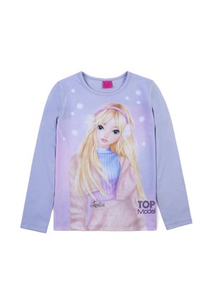 Langärmliges Lavendelshirt mit einem bedruckten Mädchen mit langen blonden Haaren, das einen helllila Pullover und Ohrenschützer trägt. Das "TOP Model"-Logo ist enthalten.