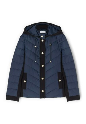 Laivastonsininen tikattu takki mustilla korostuksilla, edessä painonapit, kaksi etutaskua, kiristysnauhalla varustettu huppu ja pitkät hihat.