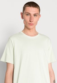 ARKET T-shirt básica - green