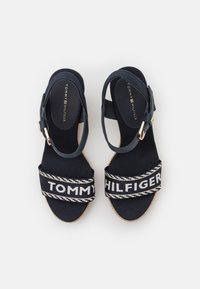 Sandali espadrillas in tessuto blu navy con una cintura intessuta bianca e nera, dotati di una cinghia alla caviglia regolabile e dettagli con marchio sulla soletta.