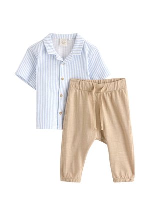 Kortærmet skjorte med blå og hvide lodrette striber og knapper, kombineret med beige bukser med snor og elastiske manchetter til småbørn.