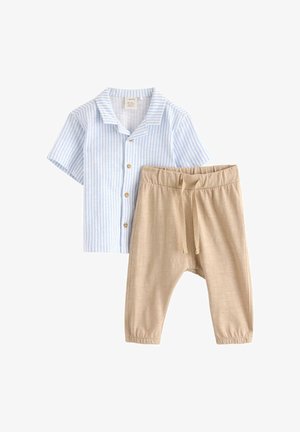 Sinivalkoinen pystyraitainen lyhythihainen napillinen paitapusero yhdistettynä beigen värisiin, kuminauhalla varustettuihin vetoketjullisiin housuihin taaperoille.