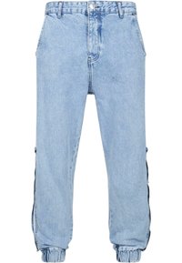 Pantaloni jogger din denim albastru deschis cu o croială relaxată, cu manșete elastice, buzunare laterale și închidere cu buton. Prezintă fermoare laterale expuse.