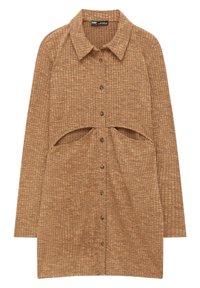 Vestido camisero de manga larga y cuello en tejido texturizado marrón con un patrón de cuadrícula, que presenta detalles con corte en la cintura y cierre de botones.