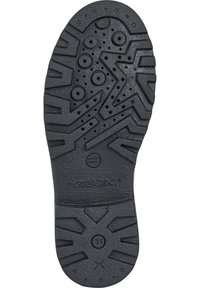 Suola di scarpa in gomma nera con un motivo a zigzag testurizzato e perforazioni circolari. Marchio Geox vicino al tallone, taglia 31 indicata.