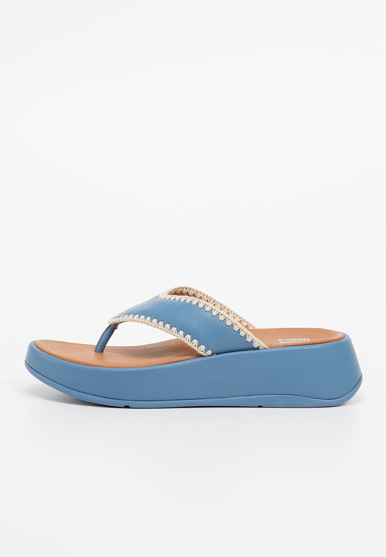 Sandale cu baretă între degete