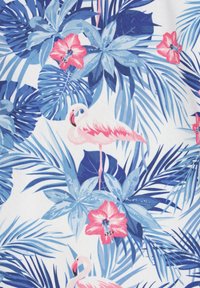 Blomsterstof med tropiske blade i blå og grønne nuancer, accentueret af pink blomster og en pink flamingo, alt på en hvid baggrund.