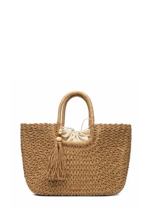 Bolso de mano tejido de paja con asas redondeadas, bolsa interior de tela beige con cordón, y borla decorativa con cuentas de madera colgando del asa.