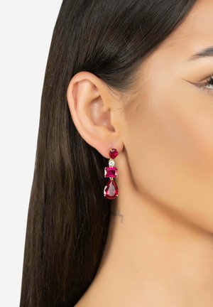 Røde ædelsten dråbeøreringe med rund, firkantet og tåreformet design, sat i guldhardware, med en glossy finish og klare accenter.