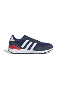Scarpa da ginnastica blu navy con strisce bianche, materiali in suede e mesh, suola in gomma e accento rosso sul tallone.