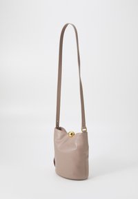 Borsa a tracolla in pelle beige con finitura liscia, forma arrotondata, tracolla regolabile e chiusura a scatto in tonalità dorata.