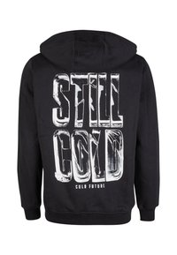 Svart hettegenser med kengurulomme foran, prydet med iøynefallende hvit tekst "STILL COLD" og "COLD FUTURE" på baksiden. Laget av bomull, myk tekstur.