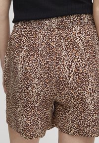 Shorts mit Leopardenmuster in Brauntönen und Beige, mit elastischem Bund und seitlichen Taschen. Leichter Stoff mit glatter Textur.