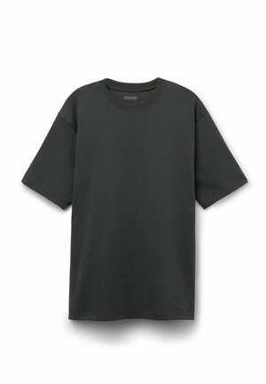 Ciemnoszara koszulka z krótkim rękawem i okrągłym dekoltem, o luźnym kroju i jednolitym wzorze, pokazana rozłożona na białym tle.