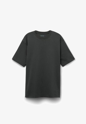 Mørkegrå T-shirt med korte ærmer og rund hals, løs pasform og enkelt design, lagt fladt på en hvid baggrund.