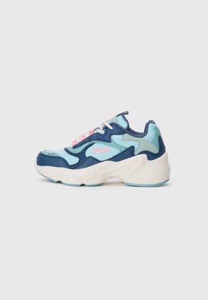Sneaker chunk in blu chiaro, navy e rosa con suola bianca e logo Fila, mostrato di lato su uno sfondo bianco.