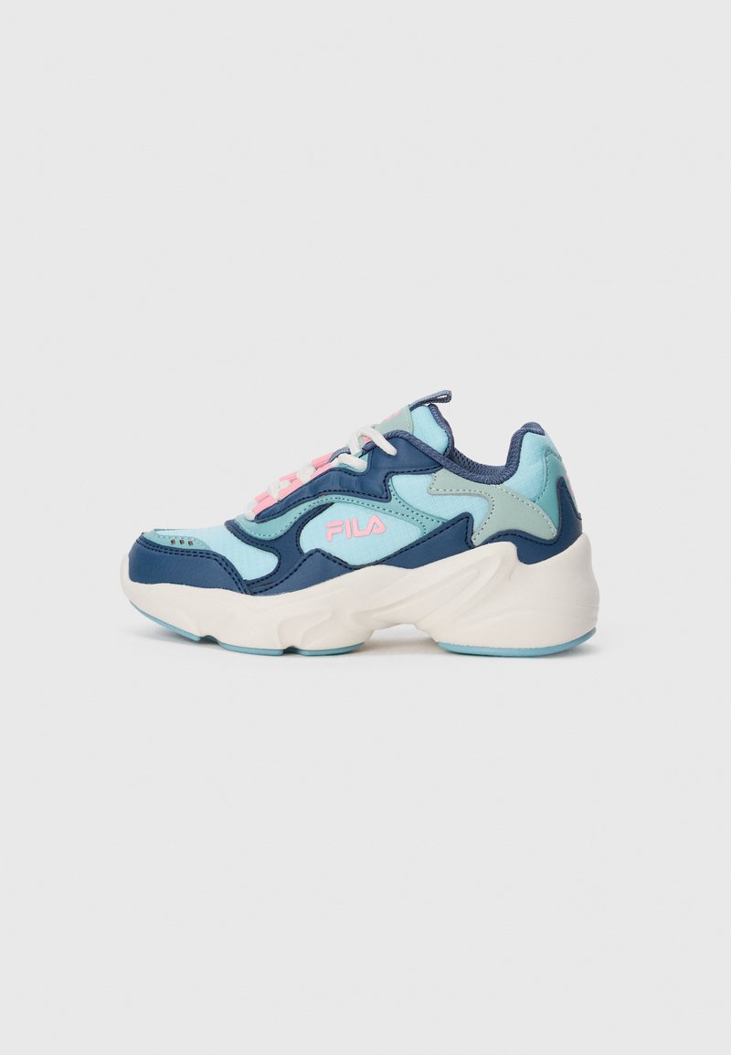 Baskets chunky bleu clair, marine et rose avec semelle blanche et logo Fila, présentées de côté sur fond blanc.