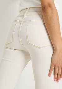 Grain de Malice RACCOURCI HANOI - Vaqueros slim fit - sable