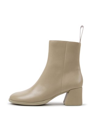 Stivaletto beige in pelle con tacco a blocco e linguetta posteriore, superficie liscia, punta arrotondata e design minimalista.