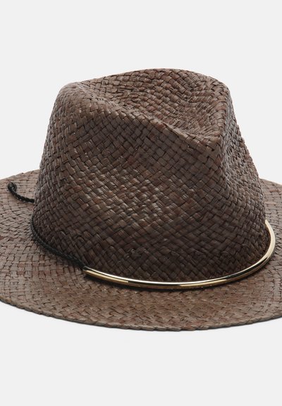 Bruine geweven fedora hoed met brede rand en een dunne zwarte koord met een gouden metalen accent rond de basis.