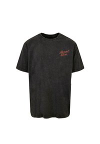 Sort kortærmet t-shirt lavet af bomuld, med en let falmet tekstur og rød skråskrift: "They not like us" på venstre bryst.