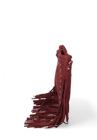 Bordeaux suède tas met franjes aan de onderkant, zilverkleurige metalen hardware en vetersluiting aan één kant. Verticale, gestructureerde vorm.