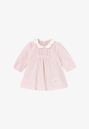 Vestido de bebé en tejido rosa suave con mangas largas, cuello redondo blanco y detalles fruncidos en la zona del pecho.