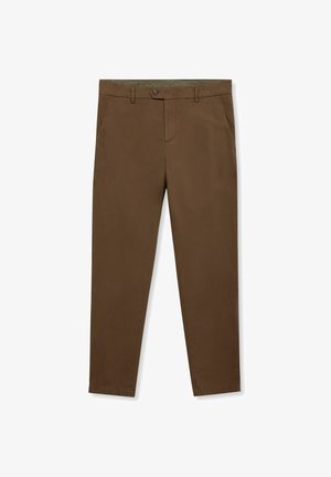 Braune, gerade geschnittene Hose mit Gesäßtaschen, Gürtelschlaufen und einem Knopfverschluss am Bund, dargestellt vor weißem Hintergrund.