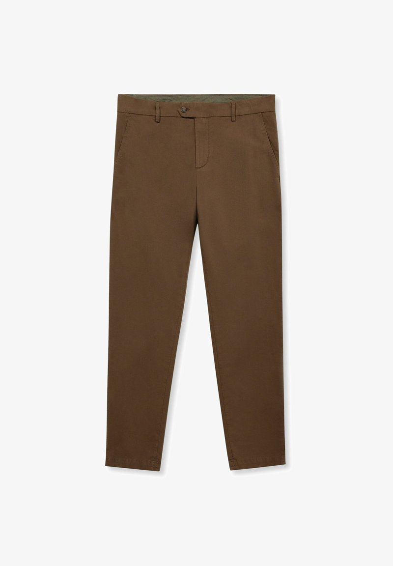 Pantalon brun droit avec poches avant, passants pour ceinture et fermeture par bouton à la taille, présenté sur un fond blanc.