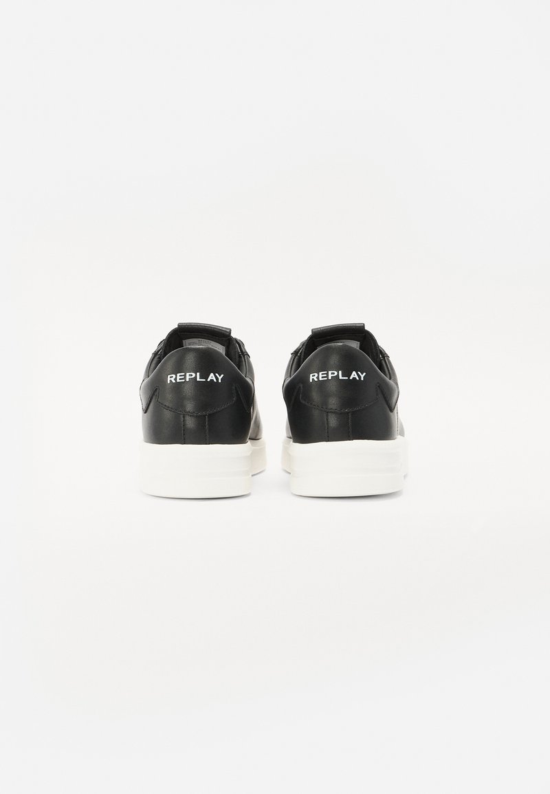 Baskets en cuir noir avec une semelle blanche, présentant une forme arrondie et une finition texturée. Logo "REPLAY" imprimé à l'arrière.