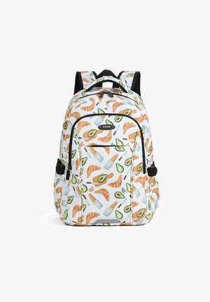 Zaino con tessuto bianco decorato con illustrazioni colorate di croissant, avocado e utensili da cucina. Spallacci regolabili neri.