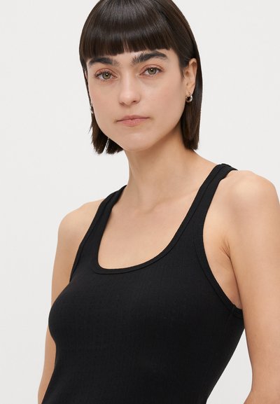 Fekete ujjatlan felső bordázott textúrával, kerek nyakkivágással és széles pántokkal, minimalista kialakítással és testhez simuló siluettel.