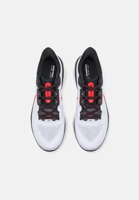 Nike Performance VOMERO - Chaussures de running sur route - white/black/fire red/platinum tint
