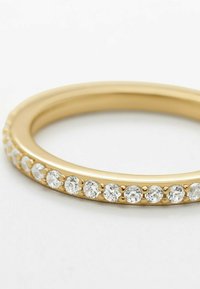 Gouden ring met een gladde band en een rij heldere, ronde kristallen in een zetting met pootjes aan één zijde.