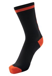 Calza sportiva nera con accenti arancioni, caratterizzata da una trama a coste, un tallone imbottito e una punta e un risvolto a blocchi di colore distintivi.