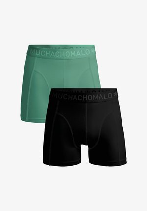 Dvě sady boxerů: jedny světle zelené s černým pasem, druhé černé s logem. Oba mají měkký, elastický materiál a přiléhavý střih.