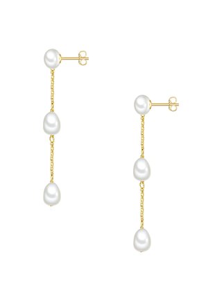 Pendientes colgantes de cadena de oro, cada uno con tres perlas blancas conectadas de distintos tamaños sobre un fondo blanco.