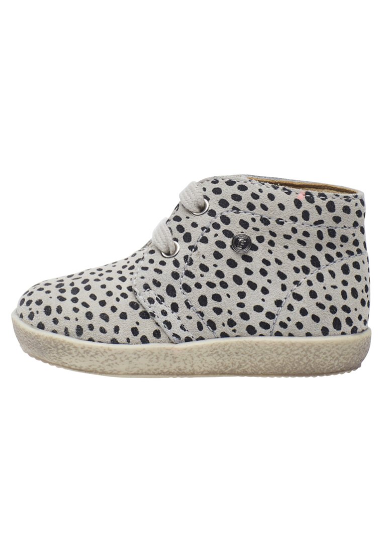 Botas de tobillo de ante gris con lunares negros, diseño de cordones, textura suave, suela de goma y sutiles acentos plateados.