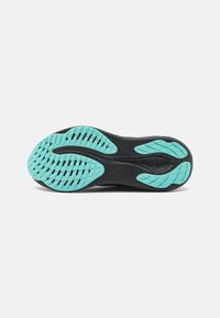Semelle de chaussure de sport noire avec un motif texturé et des accents en caoutchouc bleu clair. Comprend des rainures pour une meilleure prise et flexibilité.
