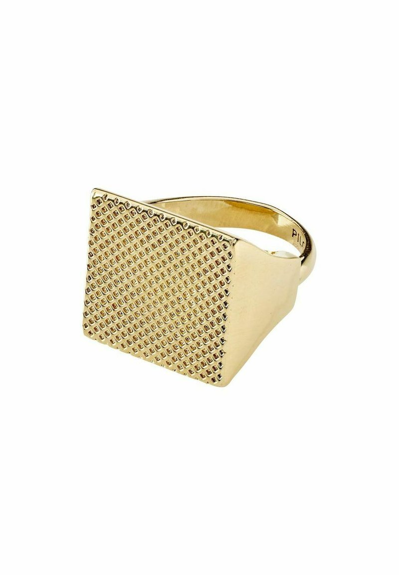 Bague en or avec un dessus plat en forme de carré présentant un motif à grille de petits points en relief sur un fond blanc.