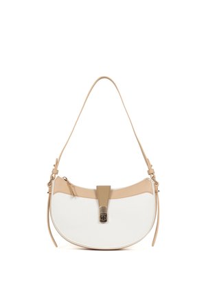 Borsa a tracolla a mezzaluna bianca e beige con cerniera superiore, chiusura centrale e tracolla regolabile su sfondo bianco.